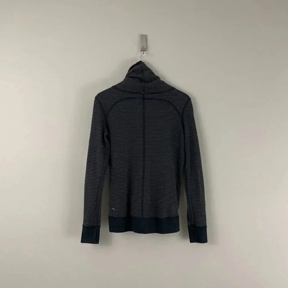 Lululemon In A Cinch Reversible Long Sleeve Tee Black/Stripe Size 6 - Picture 7 of 7